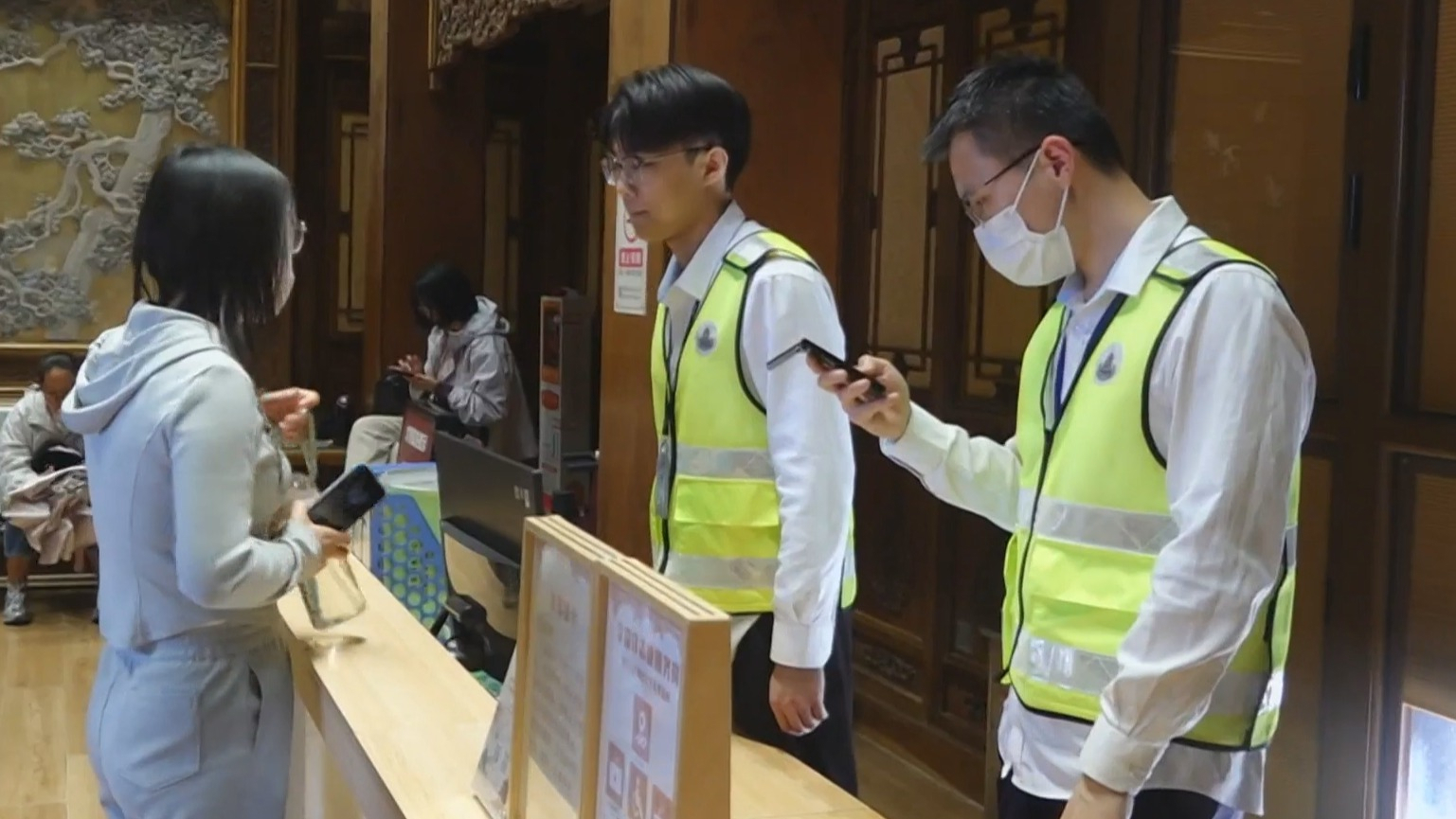 “五一”大客流背后的贴心服务 “五一”大客流背后的贴心服务