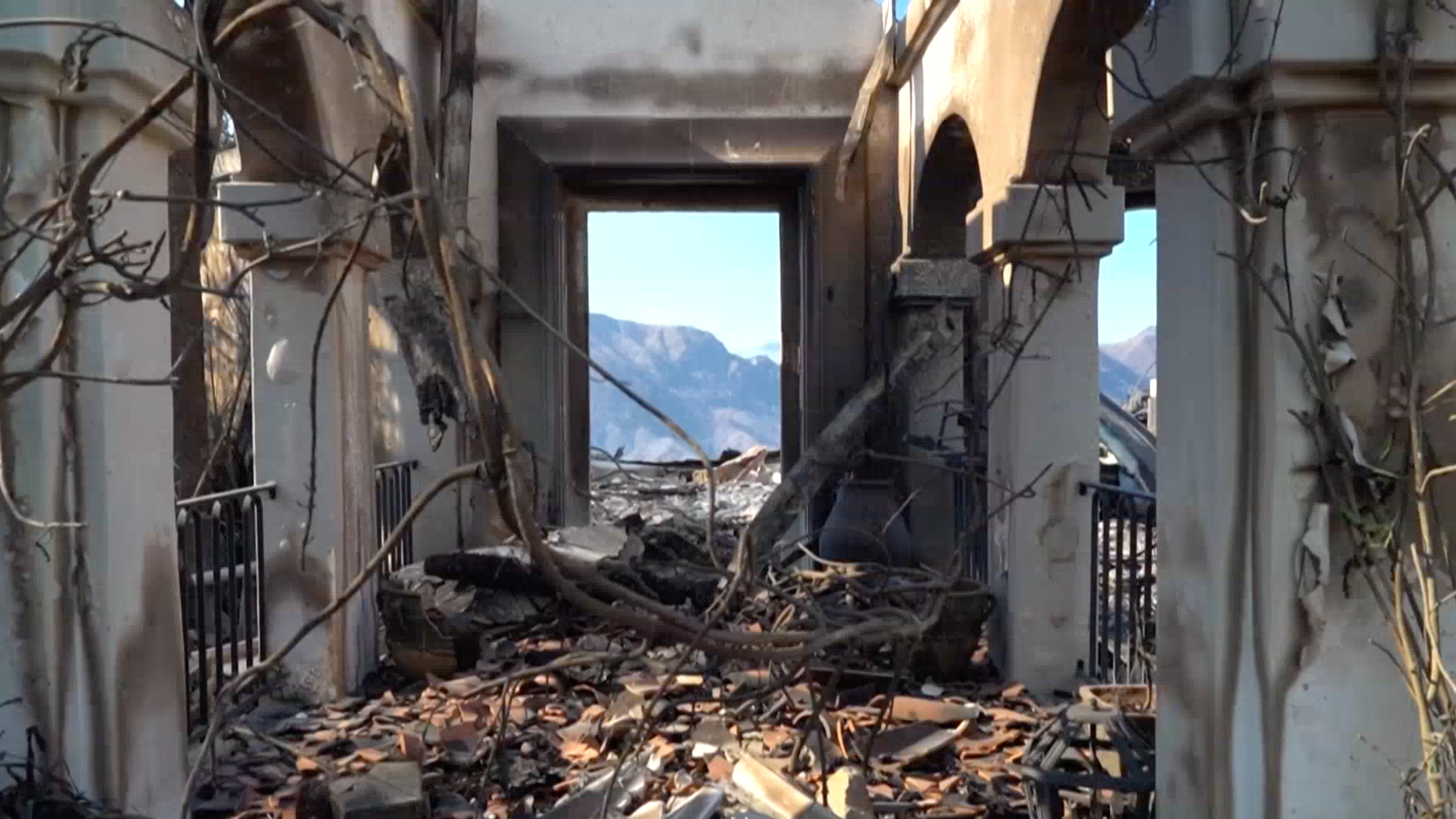 洛杉矶山火死亡人数上升 火灾起因仍在调查