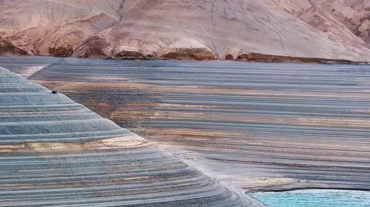 新疆班迪尔蓝湖现“土星环”奇观 新疆班迪尔蓝湖现“土星环”奇观