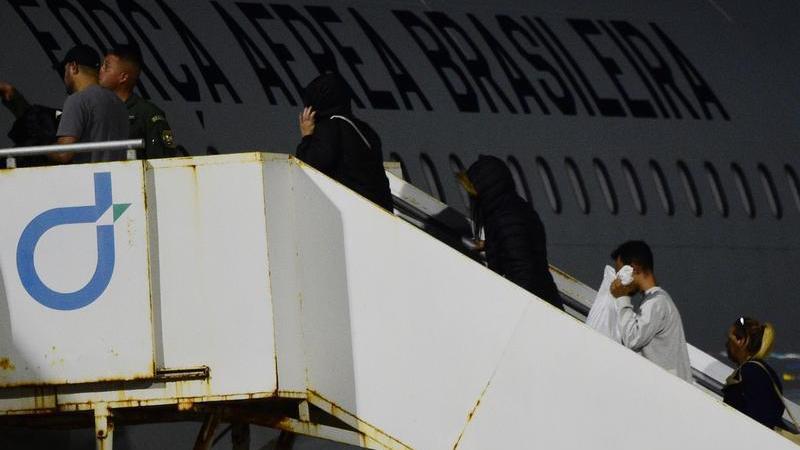 手铐脚镣都用上了,“漂亮国”这事干得不漂亮 手铐脚镣都用上了,“漂亮国”这事干得不漂亮