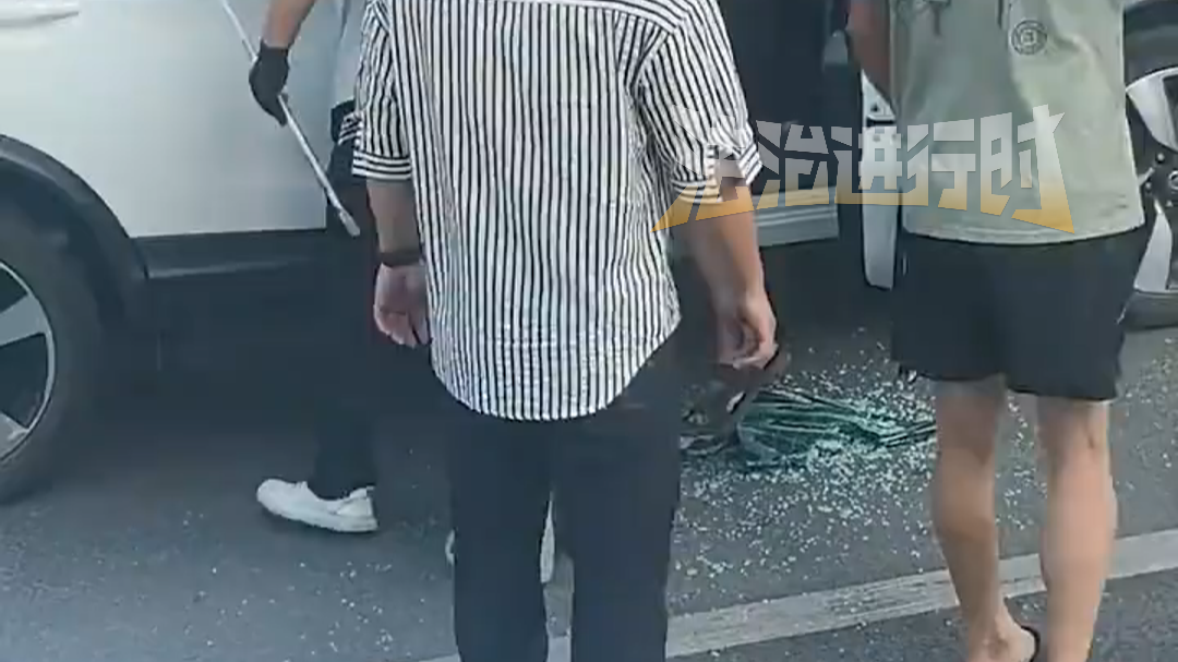 司机突发疾病昏迷追尾前车 脚仍踩死油门 轮胎一直摩擦 司机突发疾病昏迷追尾前车 脚仍踩死油门 轮胎一直摩擦