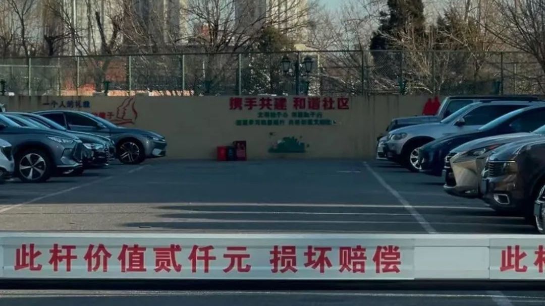 “不管是往西还是往南，路都被挡住了……”