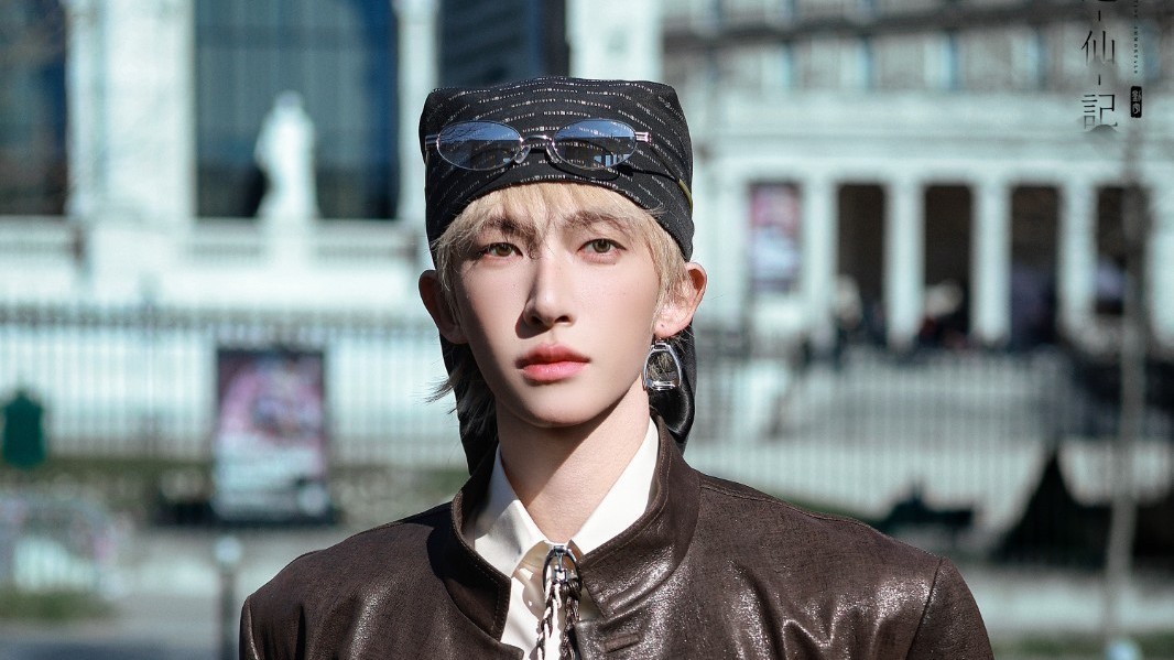 刘宇以复古包头巾造型亮相巴黎时装周 刘宇以复古包头巾造型亮相巴黎时装周