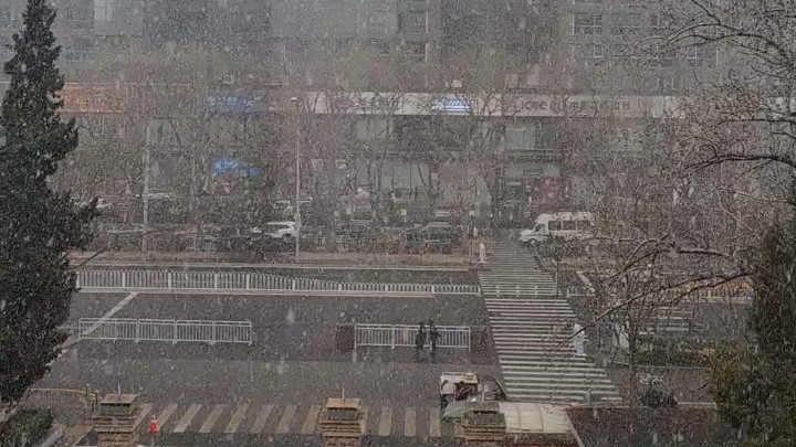 北京迎来大面积降雪 道路结冰黄色预警中 交警提醒行车要注意这几点！