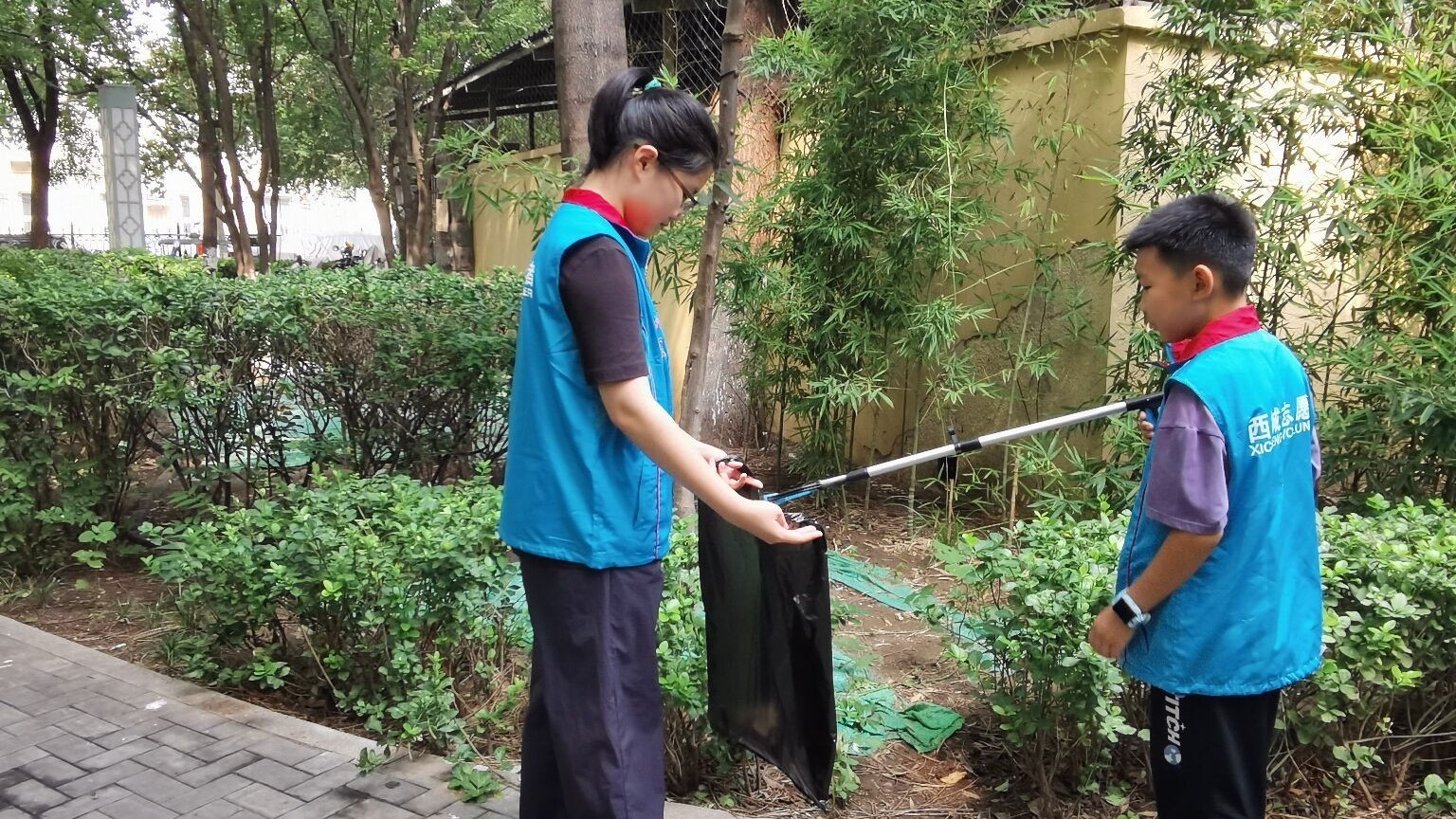西里二区开展“垃圾分一分 环境美十分”垃圾分类宣传活动