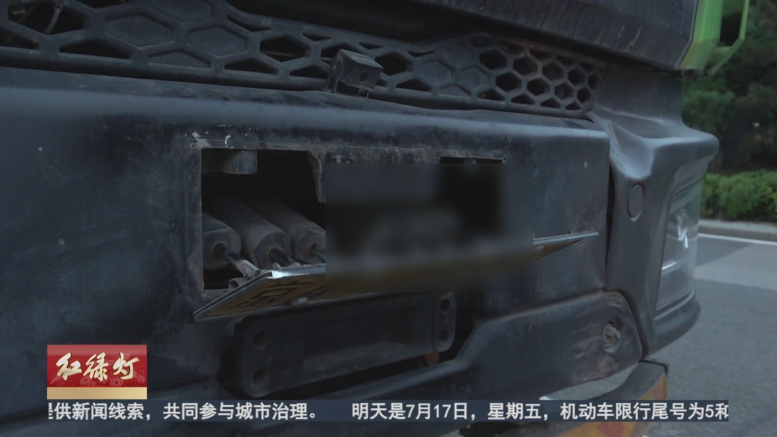 民警设岗京港澳辅路 严查货车使用翻牌器
