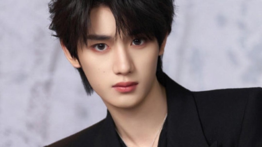 2025中国电影大数据荣誉之夜,丁程鑫身穿深V黑色西装登场 2025中国电影大数据荣誉之夜,丁程鑫身穿深V黑色西装登场