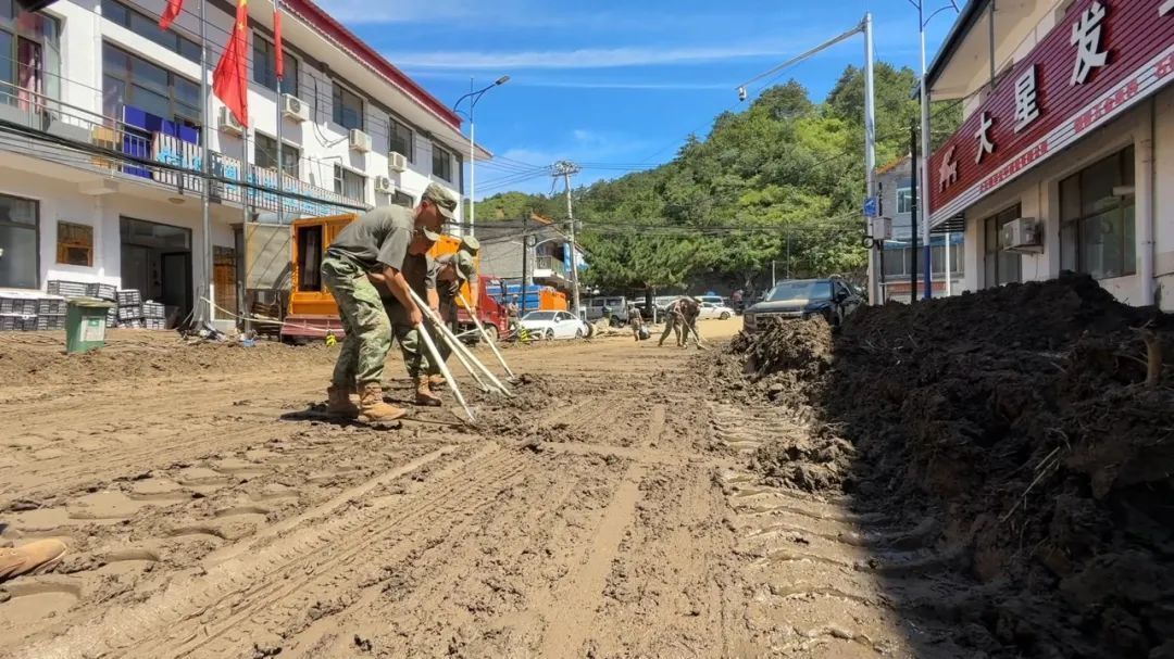 琉璃庙镇同步启动清淤、消杀工作