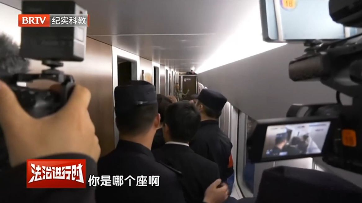 《庭审纪实》20251004老赖车站被抓 质问：抓我妈行不