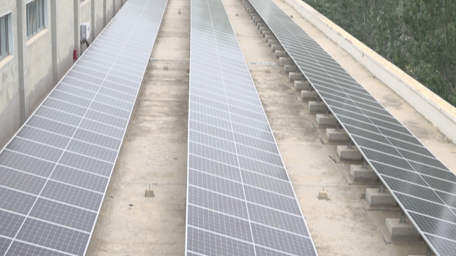 车库屋顶能发电!一地铁车辆段光伏发电项目正式投入运行 车库屋顶能发电!一地铁车辆段光伏发电项目正式投入运行