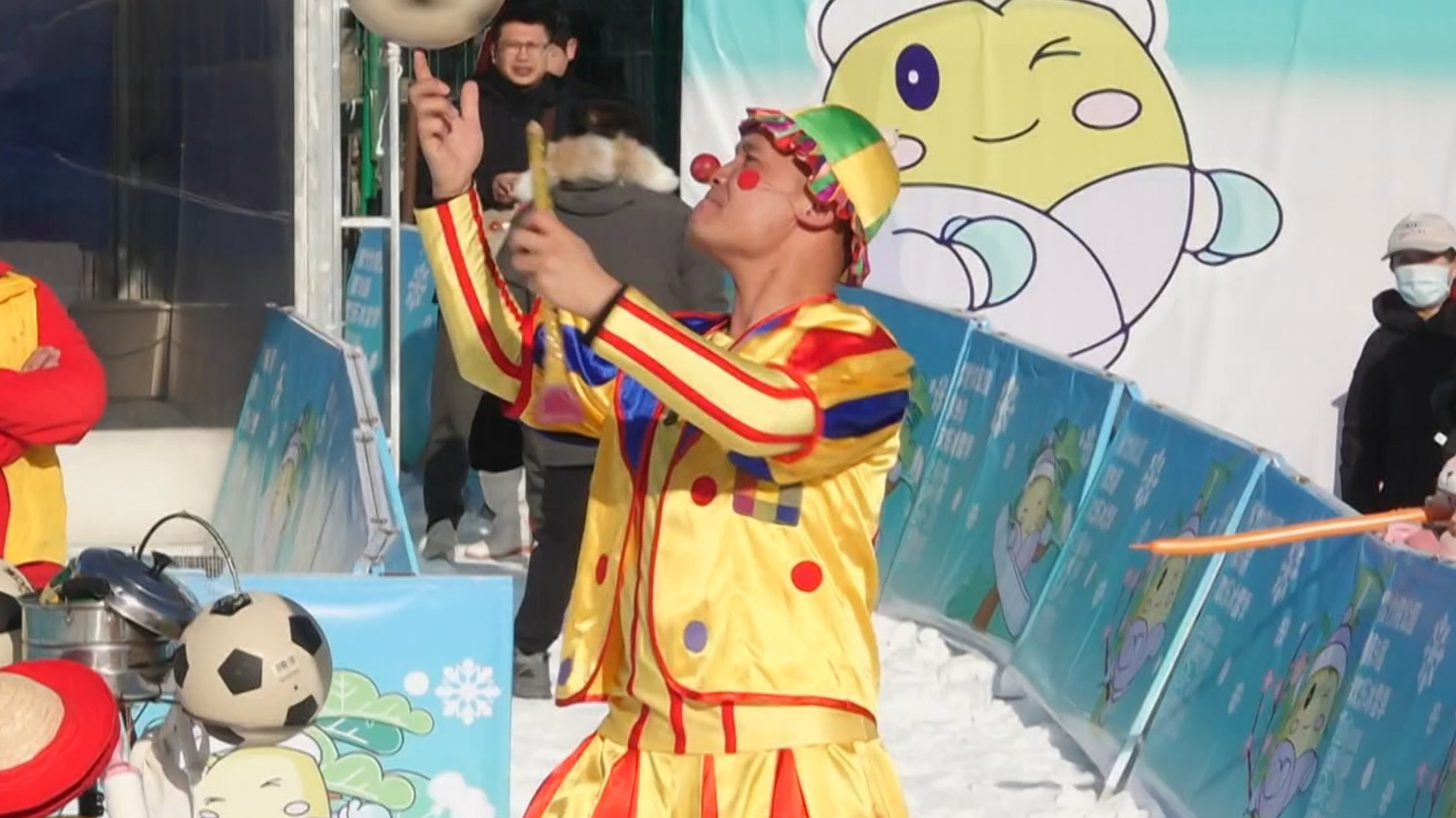 新年伊始 十余万市民公园戏雪乐融融 新年伊始 十余万市民公园戏雪乐融融