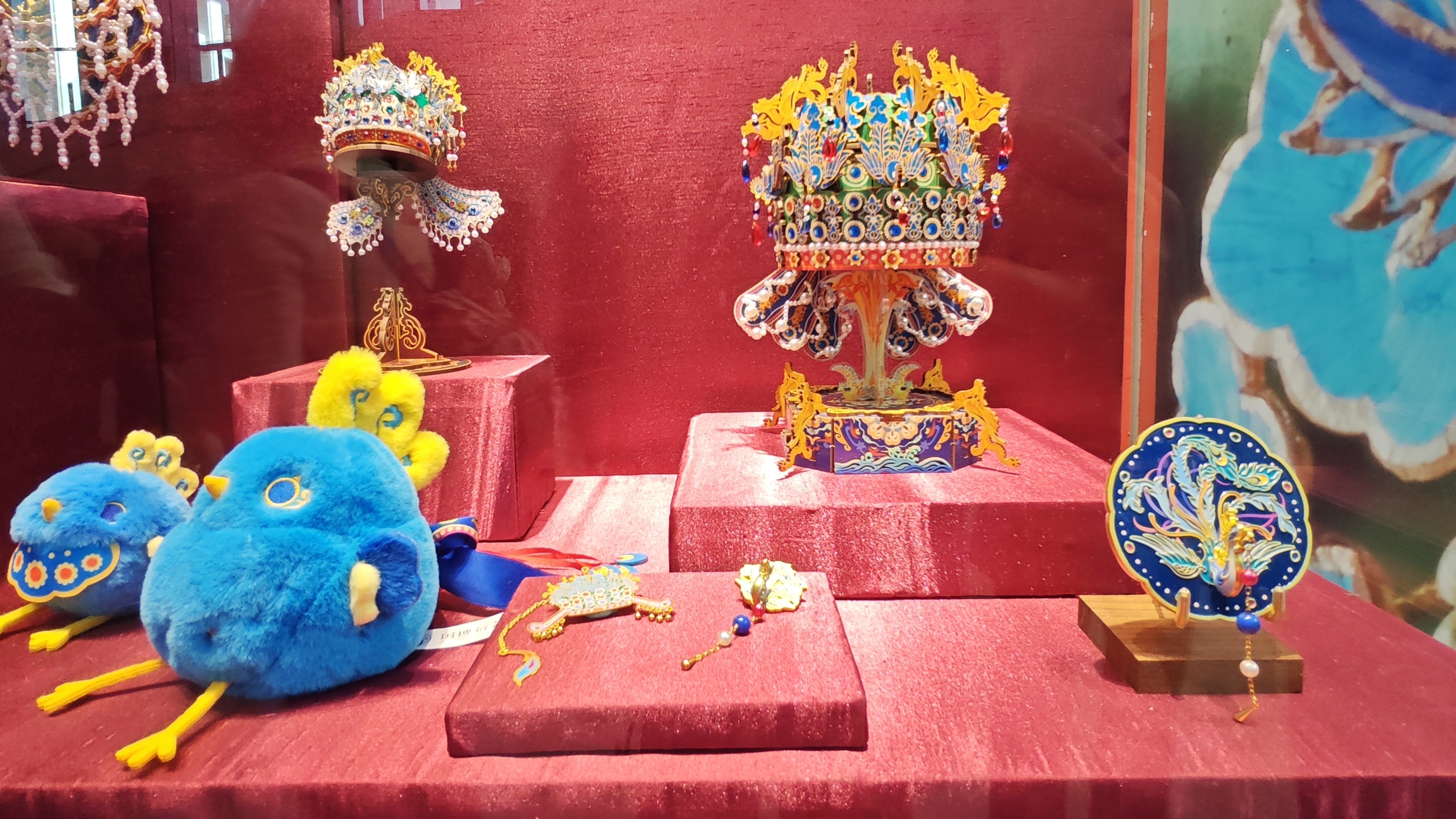 国博凤冠冰箱贴销量突破100万!小文创从角落走到“C位” 国博凤冠冰箱贴销量突破100万!小文创从角落走到“C位”