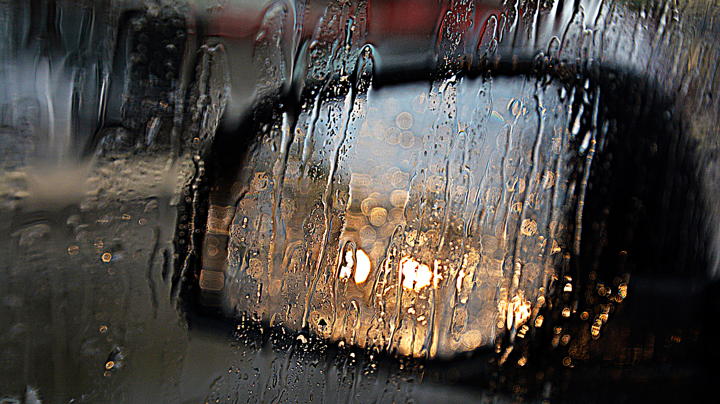 辟谣丨暴雨时，躲在车里等雨停更安全？