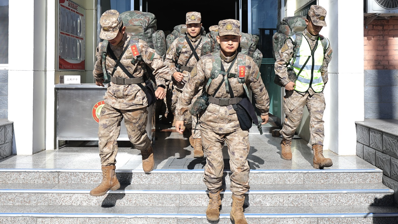 陆军步兵学院石家庄校区组织学员进行冬季适应性拉练 陆军步兵学院石家庄校区组织学员进行冬季适应性拉练