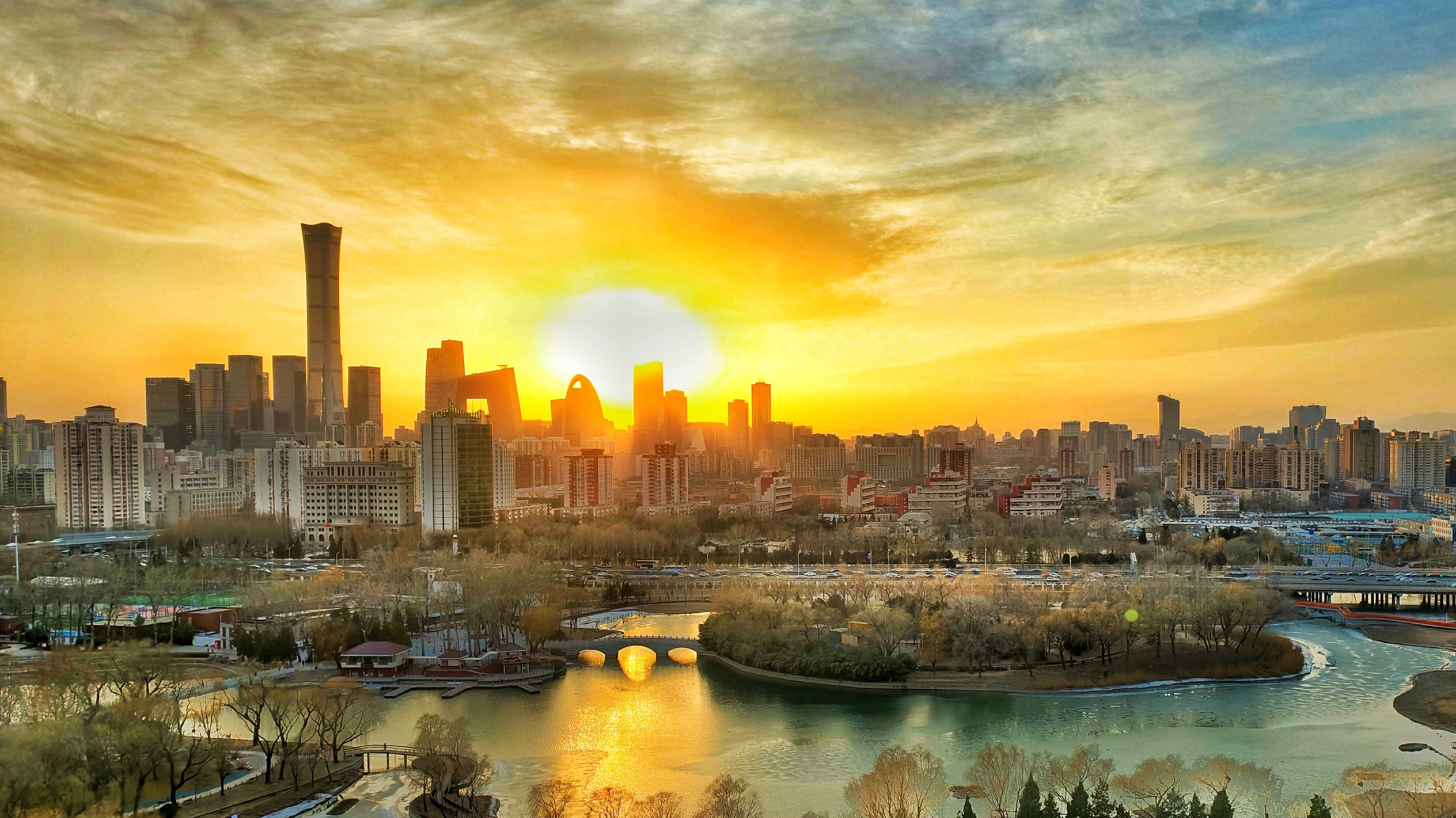 蛇年最后一个工作日,夕阳致敬“收官时刻” 蛇年最后一个工作日,夕阳致敬“收官时刻”