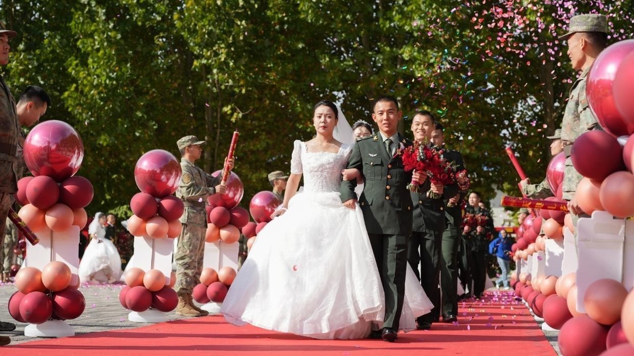 “硬核”浪漫!军人集体婚礼甜蜜来袭 “硬核”浪漫!军人集体婚礼甜蜜来袭