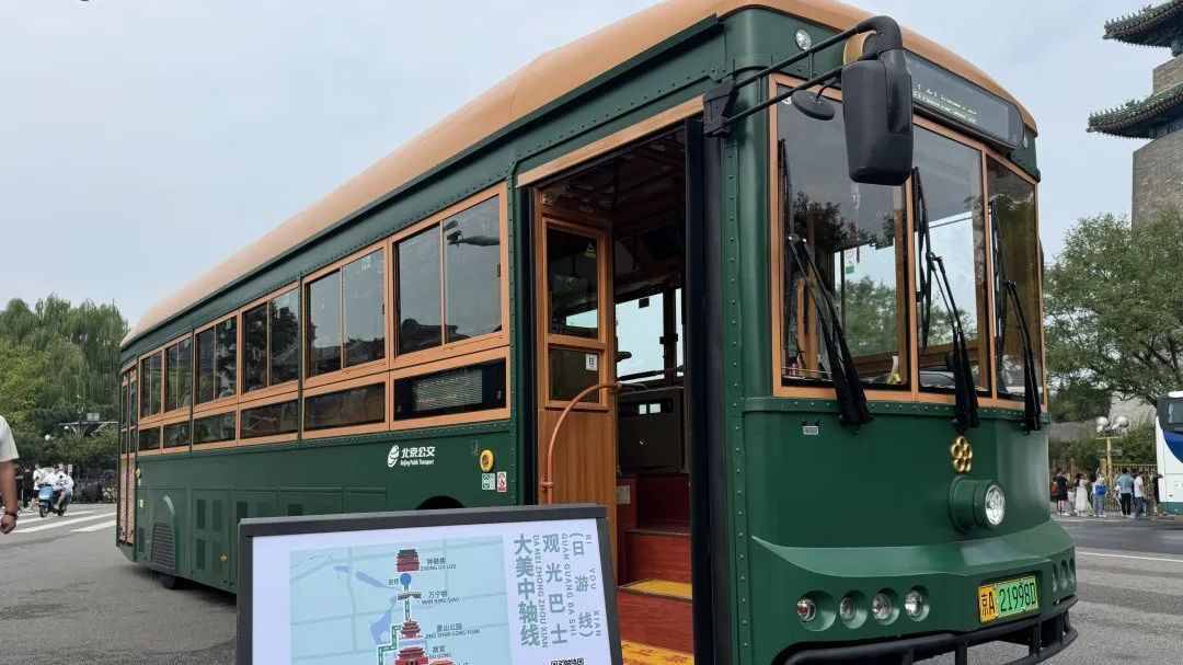 吃着烤鸭,坐观光巴士游北京 吃着烤鸭,坐观光巴士游北京