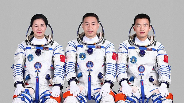 同框亮相!神舟十九号航天员乘组简历来了 同框亮相!神舟十九号航天员乘组简历来了