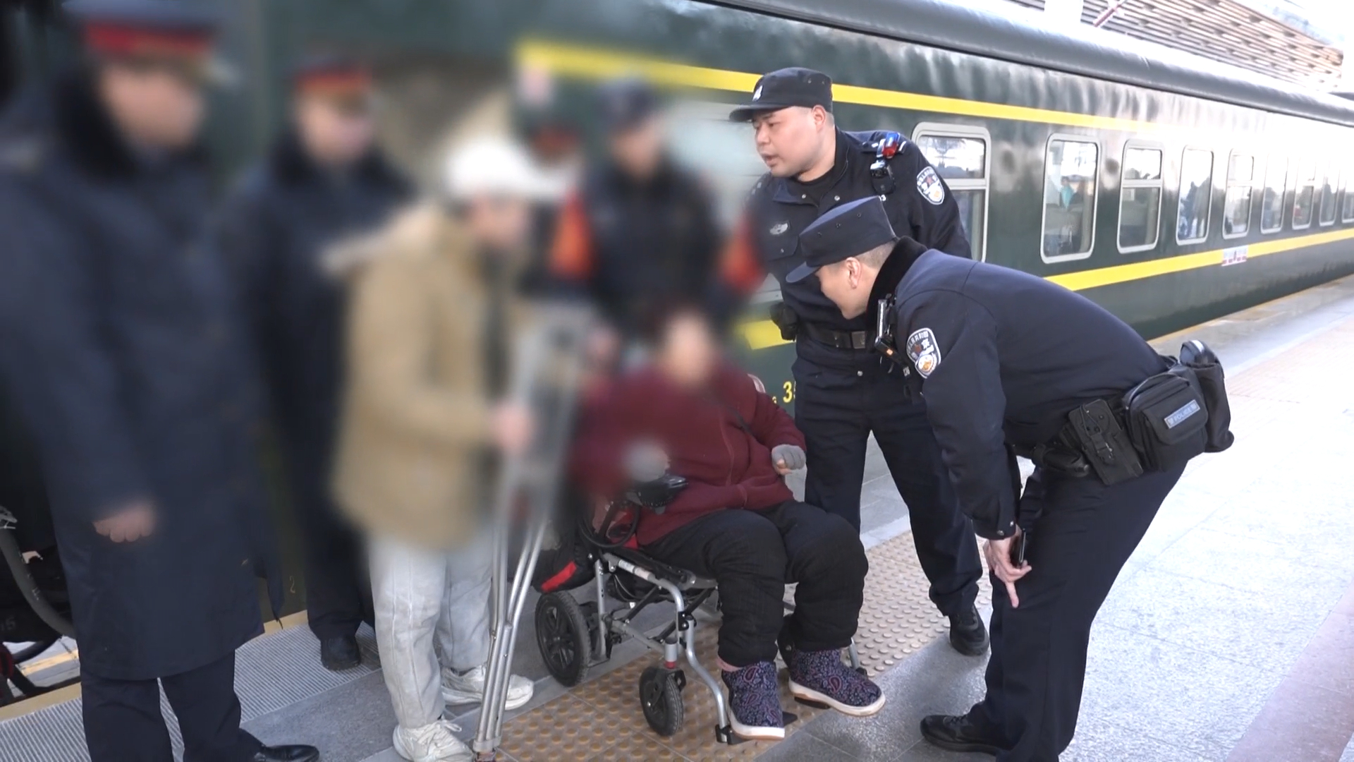 北京铁警纪实:守护“春运”回家路 北京铁警纪实:守护“春运”回家路