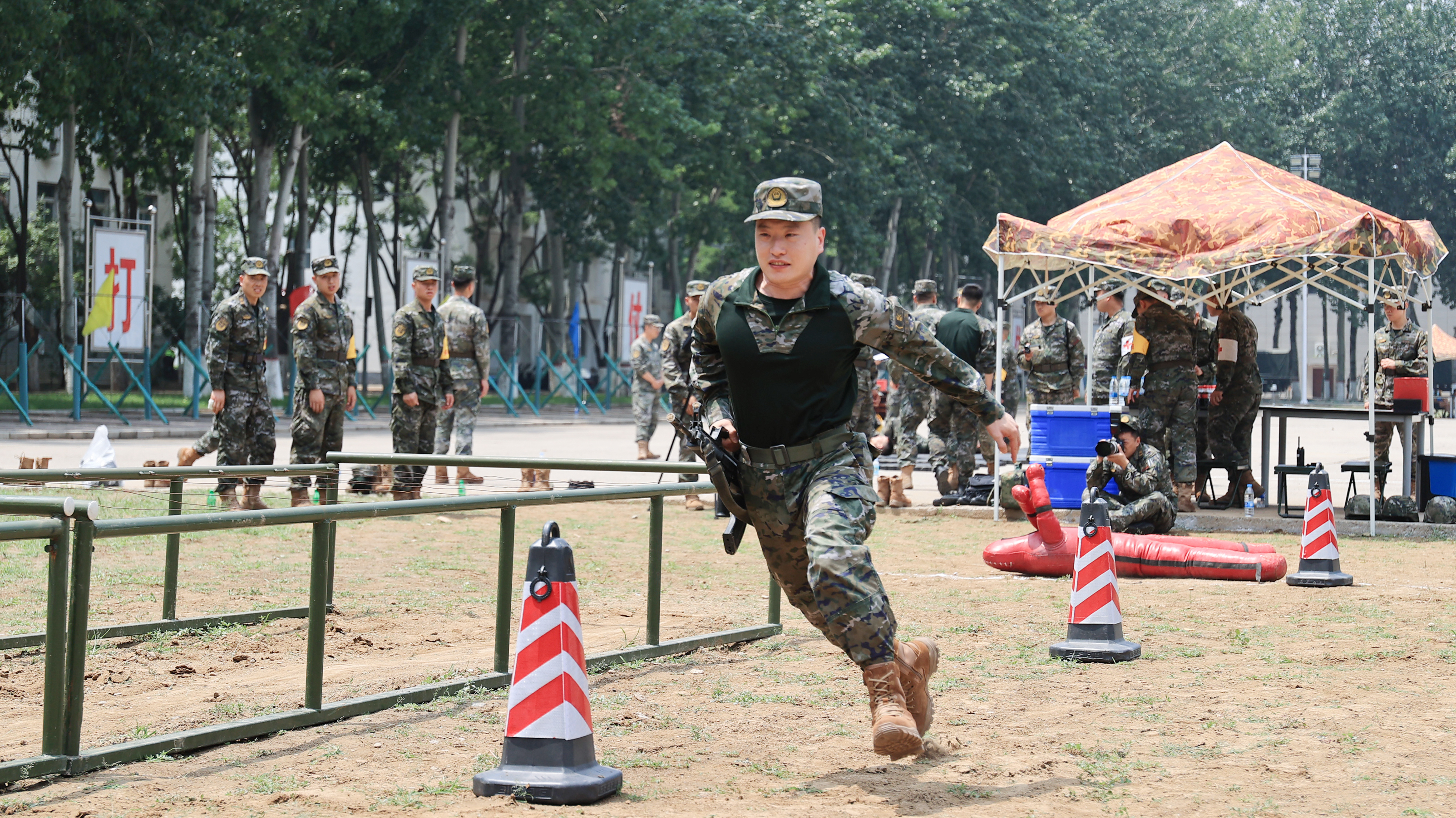 热血竞技!武警官兵举行破纪录军人运动会 热血竞技!武警官兵举行破纪录军人运动会