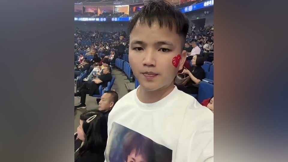 儿子穿印有父亲照片的衣服来上海看刀郎演唱会，替去世的父亲圆梦 。