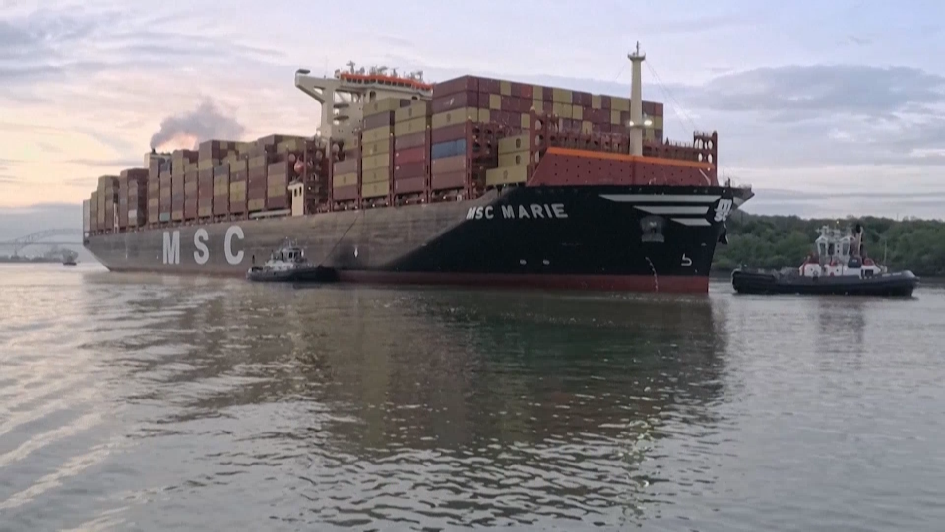 17640箱!巴拿马运河最大载货量船只通航纪录刷新 17640箱!巴拿马运河最大载货量船只通航纪录刷新