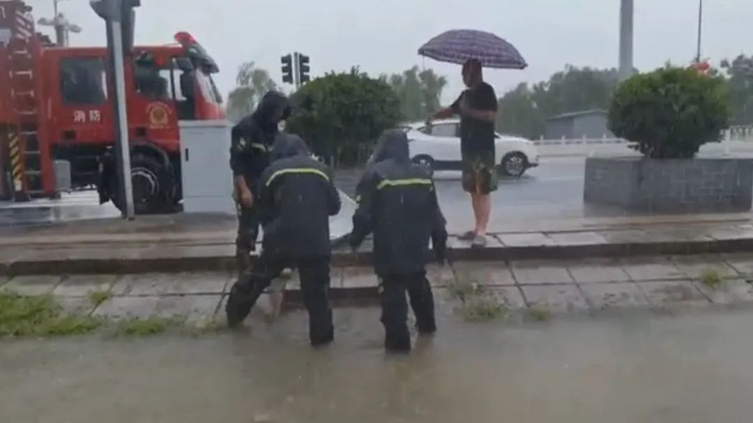 水深80厘米,正在处置!北京一居民家中地下室雨水倒灌…… 水深80厘米,正在处置!北京一居民家中地下室雨水倒灌……