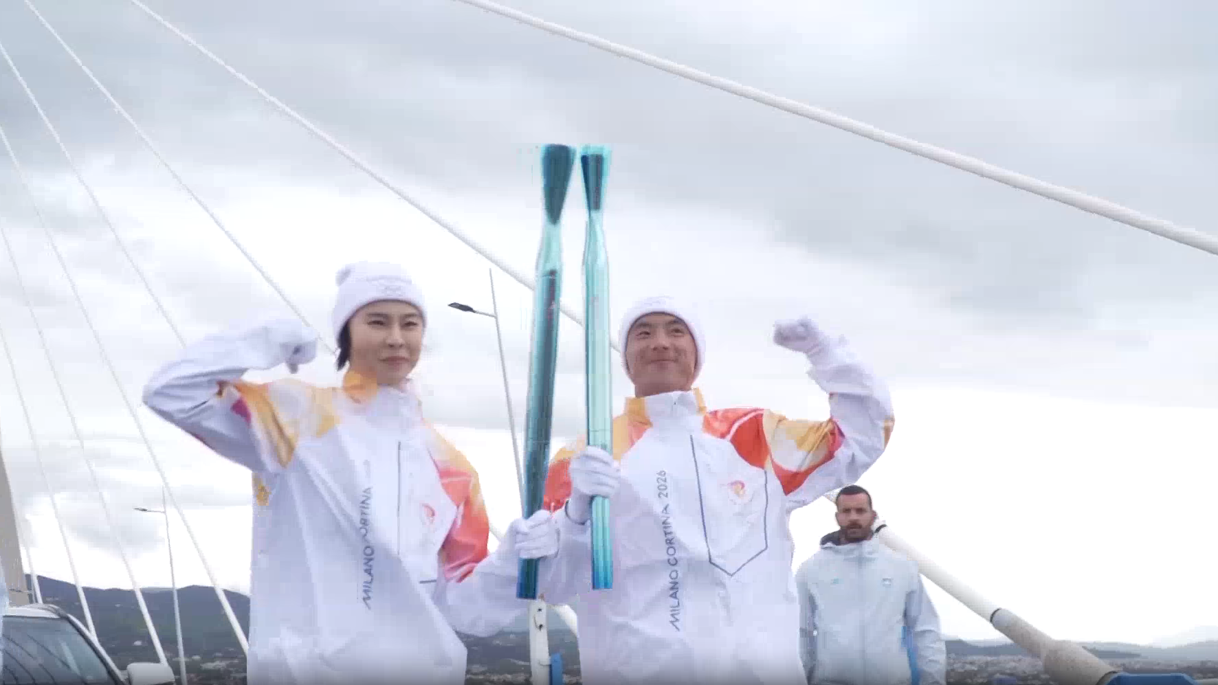 中国运动员参加米兰冬奥会火炬传递 中国运动员参加米兰冬奥会火炬传递