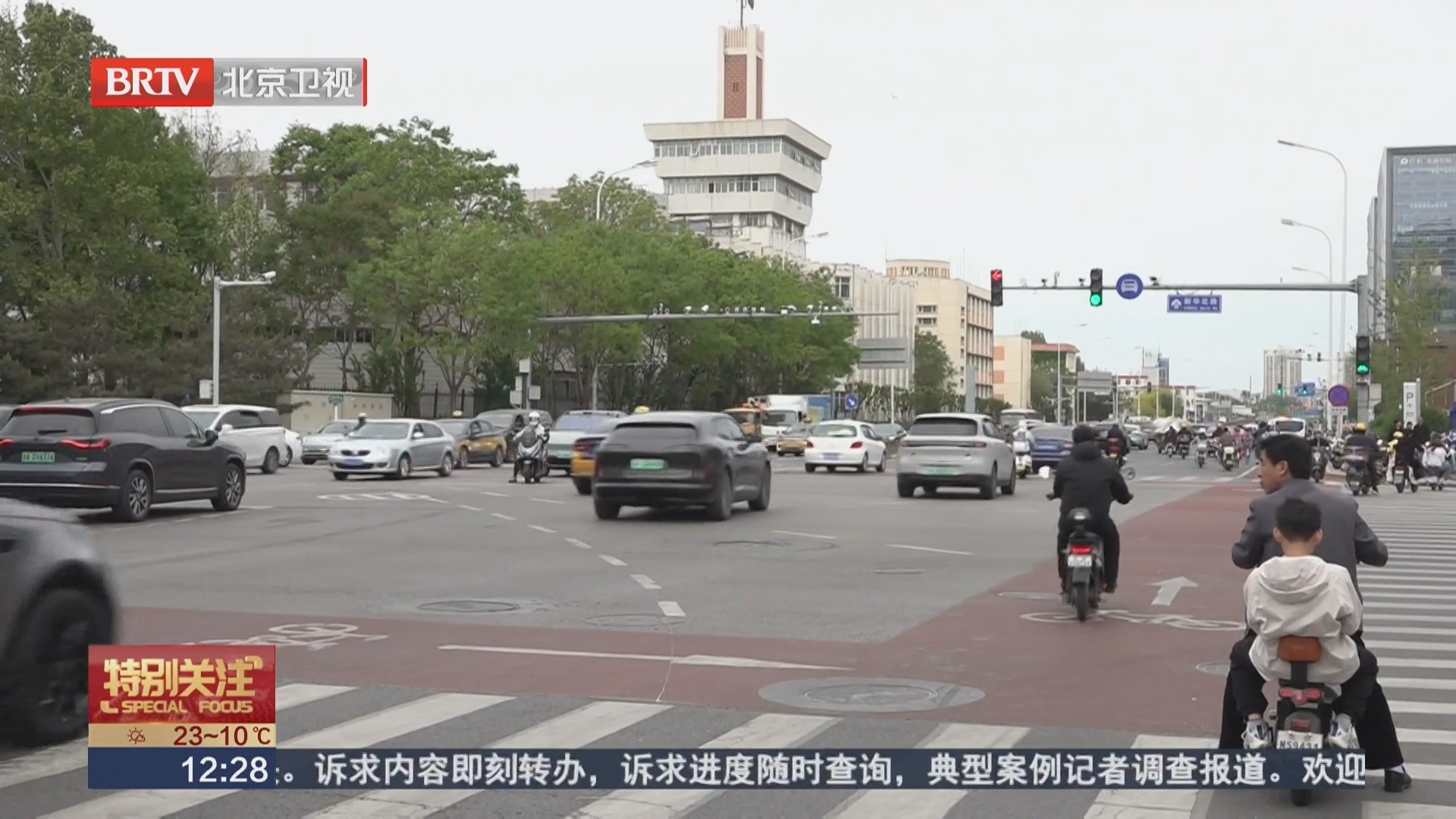 记者调查头盔佩戴情况 部分骑车人的头盔仍“在路上”