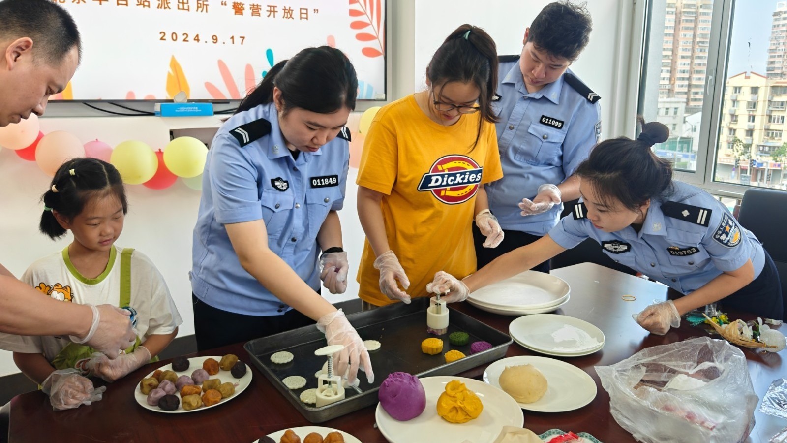 情满警营 北京丰台站派出所这样过中秋 情满警营 北京丰台站派出所这样过中秋