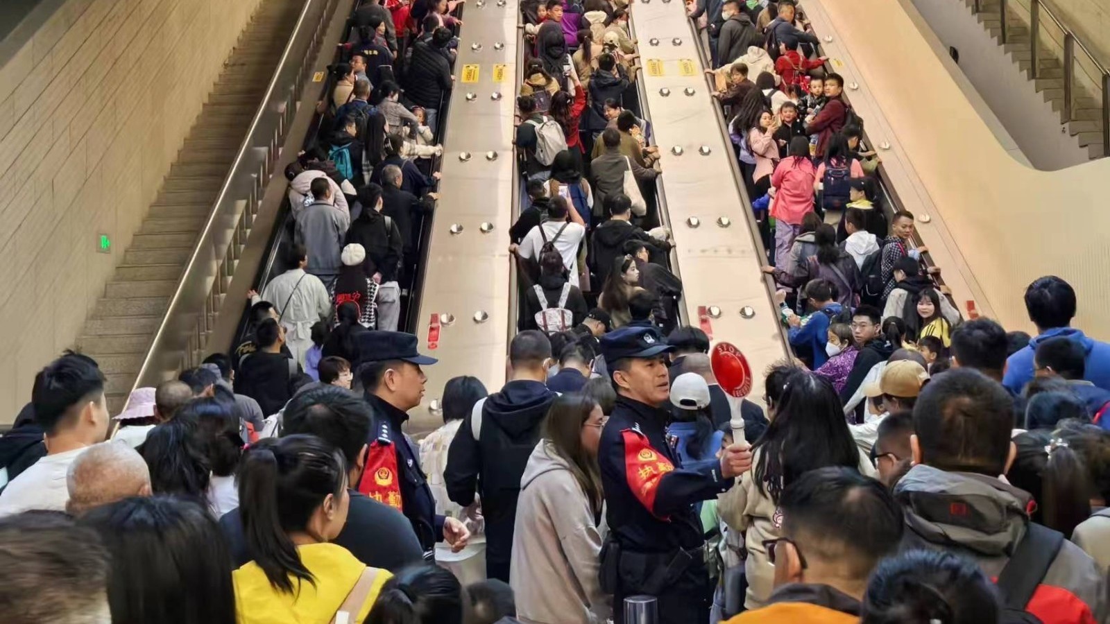 假期第6天八达岭长城站迎来返程高峰