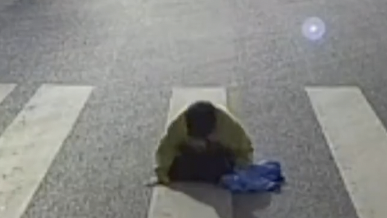 男孩过斑马线遇让行司机行大礼感谢