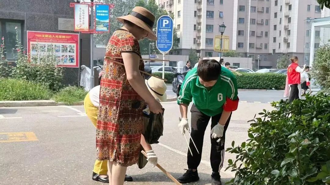 大兴区观音寺街道:炎炎夏日“暑”你最美 大手小手共建美好家园 大兴区观音寺街道:炎炎夏日“暑”你最美 大手小手共建美好家园