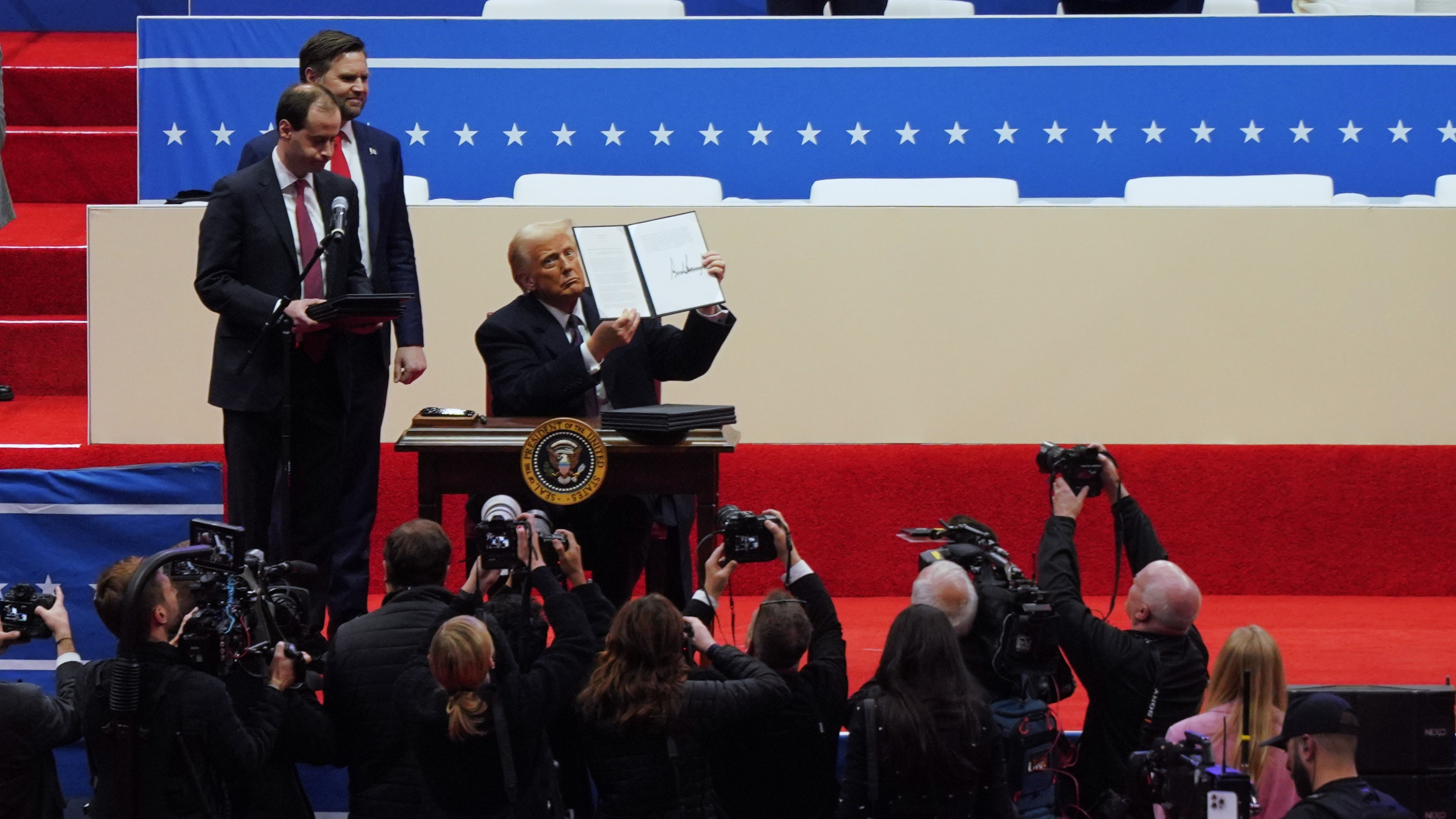 月月惊奇、桩桩怪象！特朗普2.0政府一年间