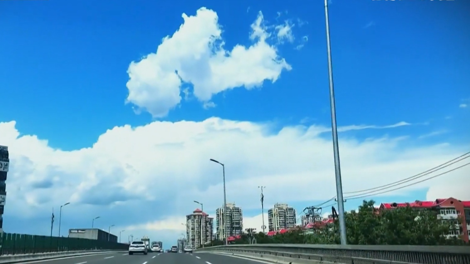 “冷涡蓝”装点北京天空 高颜值蓝天白云在线 “冷涡蓝”装点北京天空 高颜值蓝天白云在线