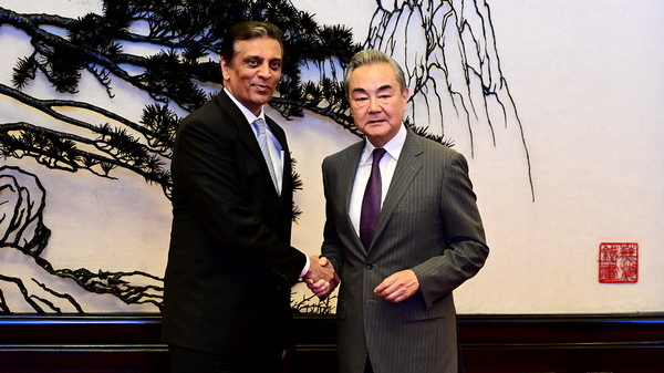 王毅会见美中贸易全国委员会董事会代表团