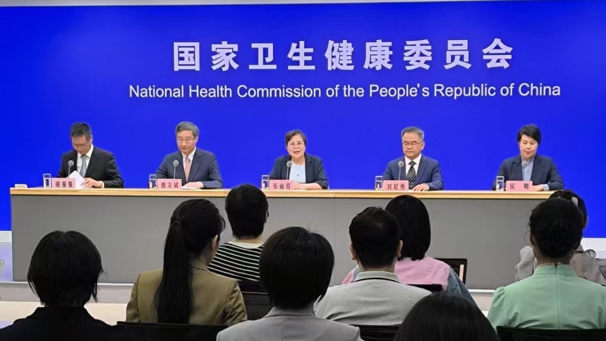 目前全国新冠疫情处于今年以来第一个阶段性高位