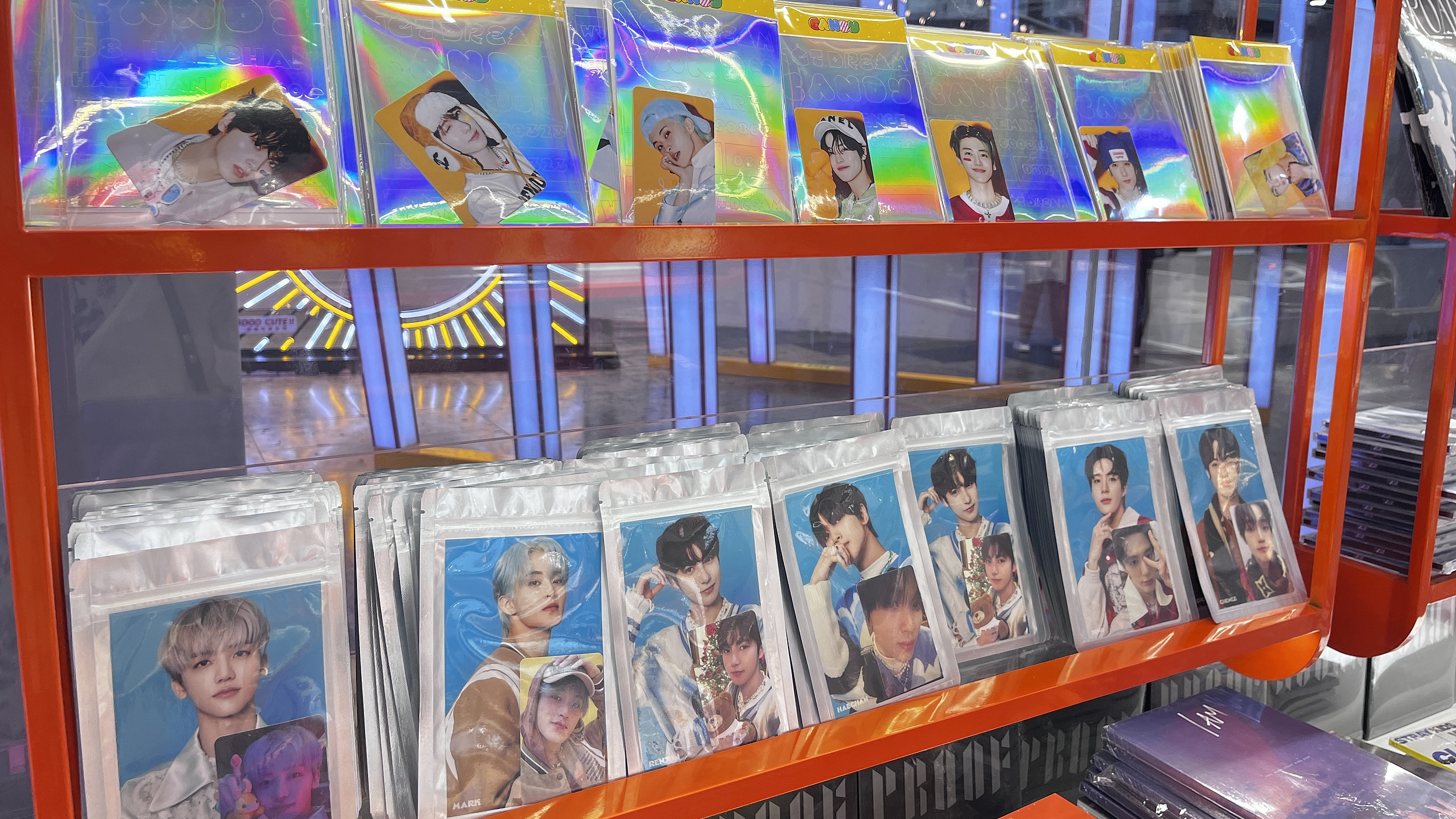 热评丨明星小卡,是情感寄托还是消费陷阱? 热评丨明星小卡,是情感寄托还是消费陷阱?