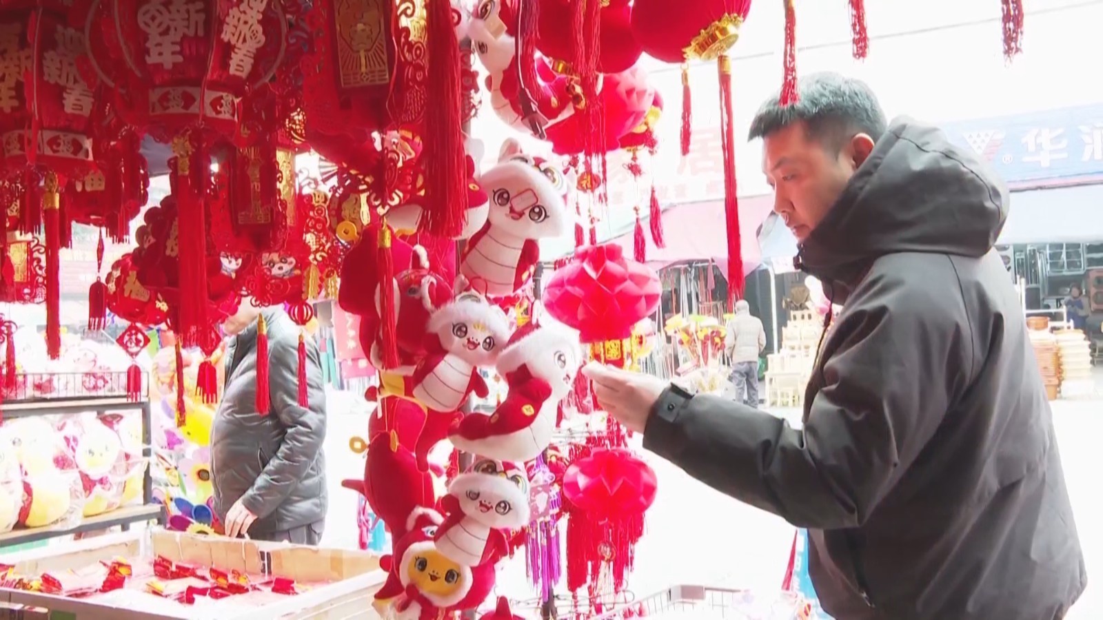 新年临近年味浓 新春传统饰品走俏