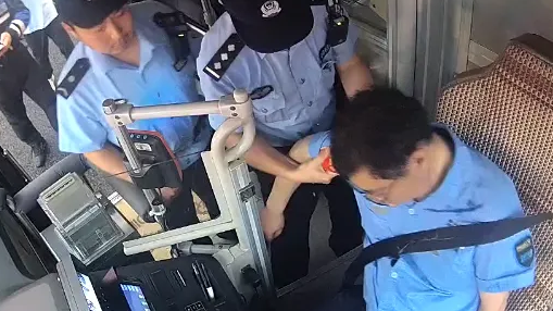 突发心梗一脚刹车护住12人的公交司机抢救无效离世,年仅43岁 突发心梗一脚刹车护住12人的公交司机抢救无效离世,年仅43岁