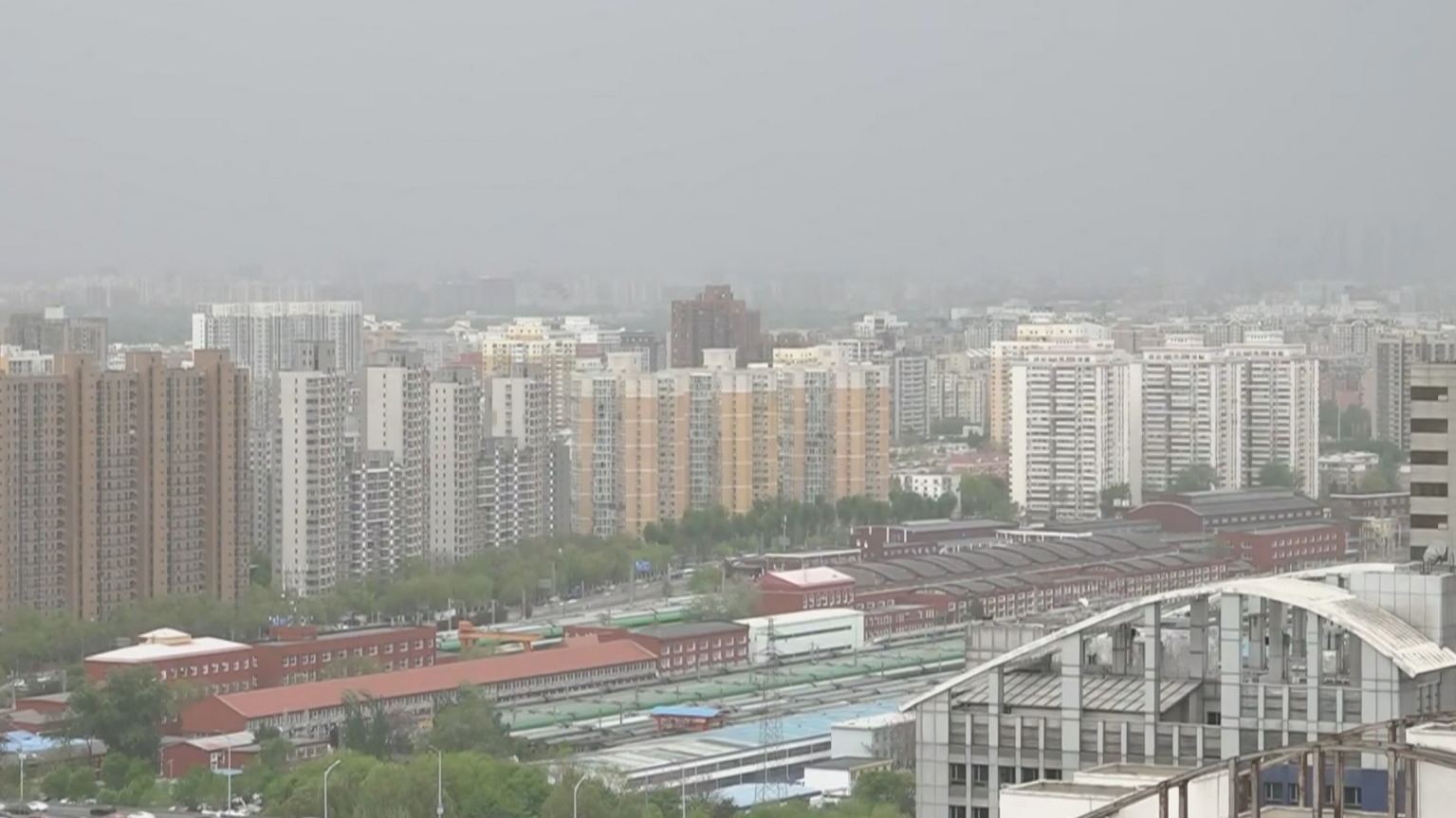 北京遭遇阵雨大风沙尘天气