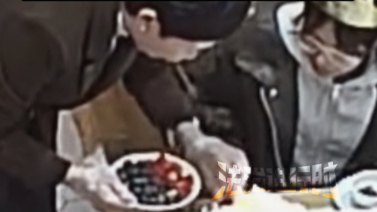女孩19岁生日不小心打翻蛋糕