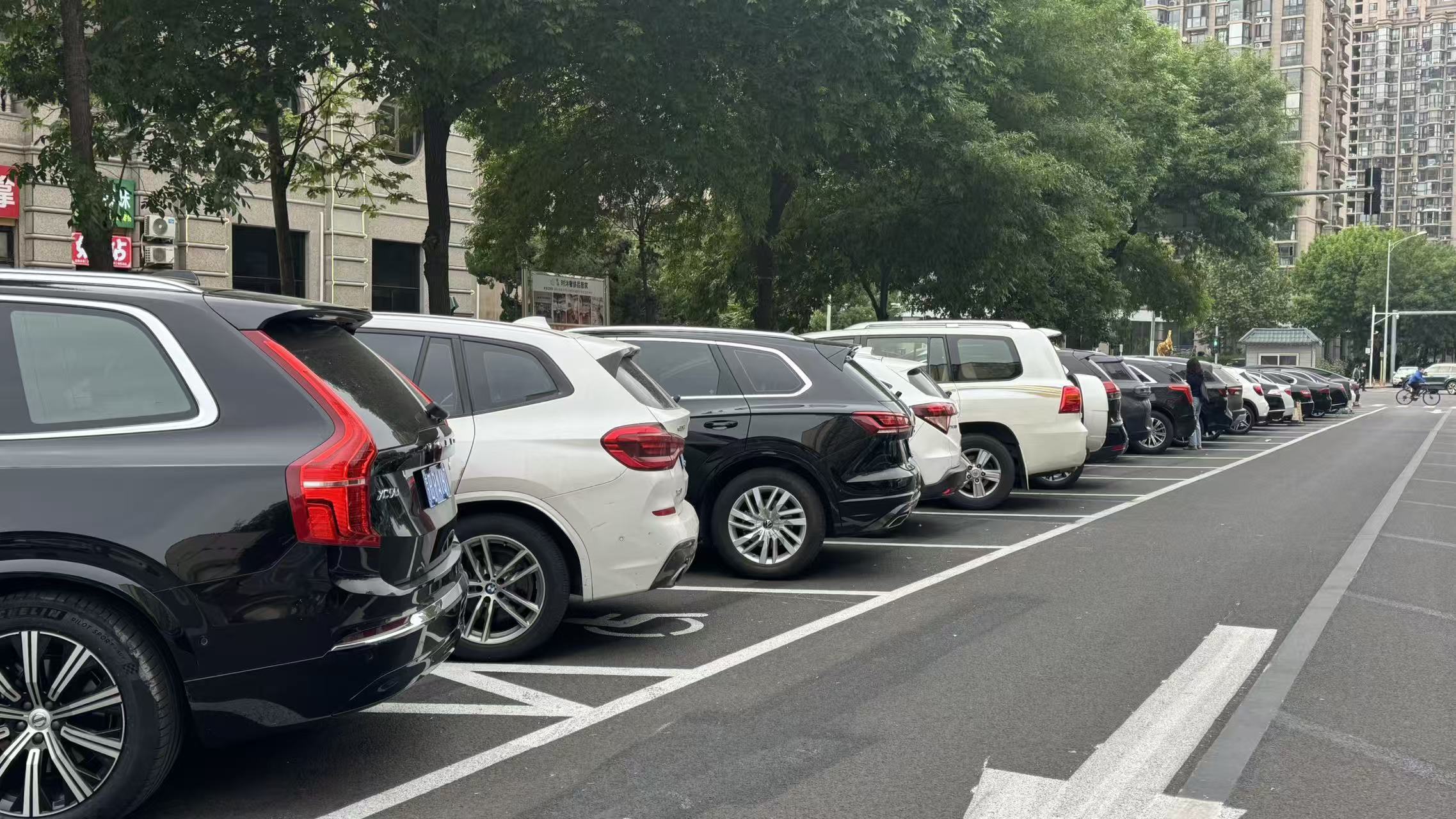 有管理有维护的黄辛庄路，为何仍成“停车场”？