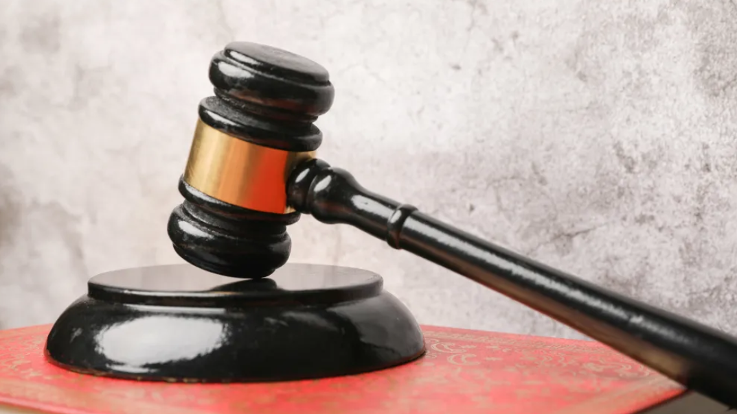 北京一男子骑车玩手机摔成植物人，谁来担责？法院判了！