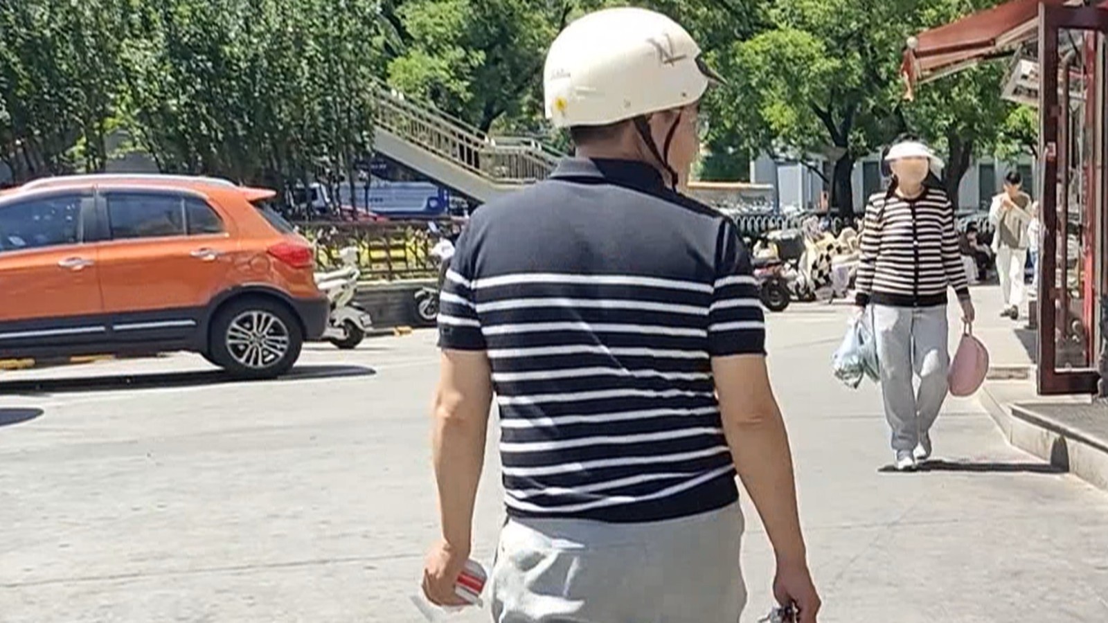 怕头盔放车筐被偷直接戴着去买药 您的头盔放电动车哪里？