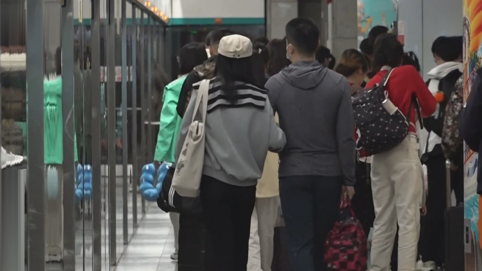 应对返京客流高峰 8条地铁线路延时运营 应对返京客流高峰 8条地铁线路延时运营