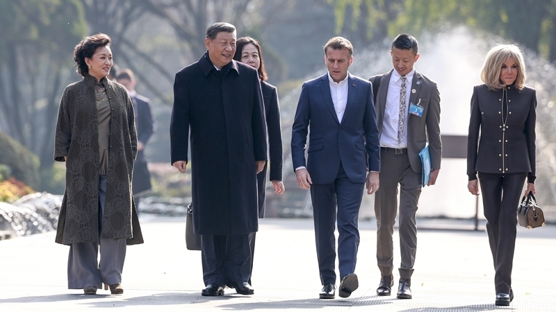 习近平同法国总统马克龙在成都进行友好交流