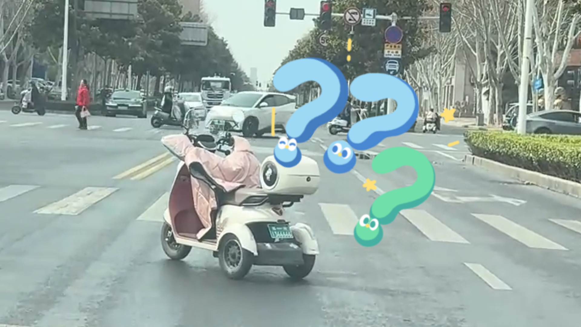 网友实拍电动车无人驾驶过马路，丝滑通过完美闪避零剐蹭