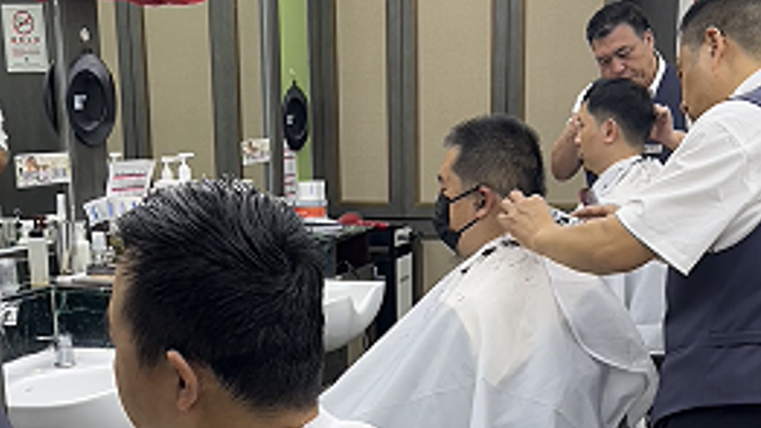 二月二龙抬头 四联美发店6点50已迎三波客人