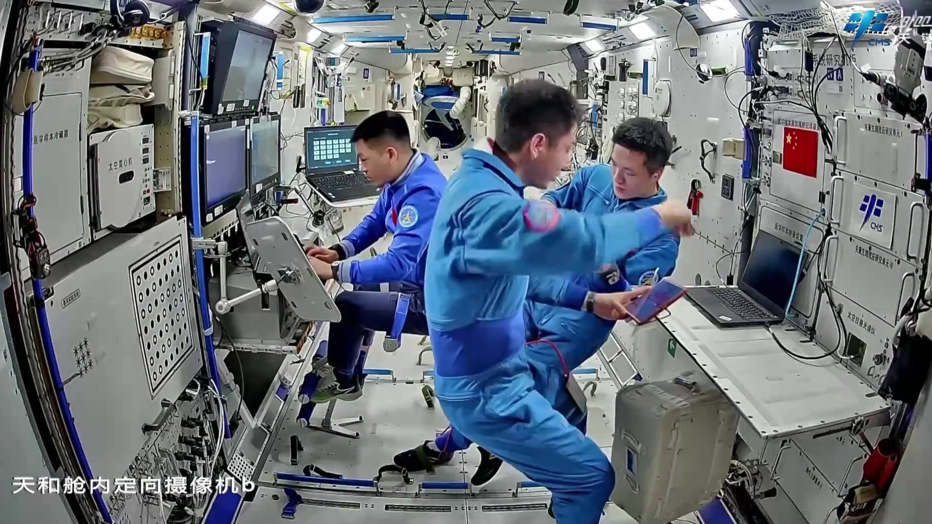 整理衣服、看“攻略”……神十八乘组准备二次出舱啦 整理衣服、看“攻略”……神十八乘组准备二次出舱啦